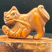 Load image into Gallery viewer, Kitty Cat Crouching Signed Netsuke Bead | 1 Netsuke Bead | | 27x15x19mm | Brown