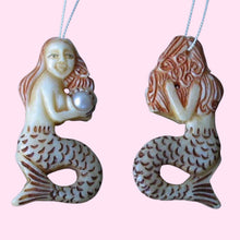 Load image into Gallery viewer, Splash Carved Mermaid W/ Pearl Centerpiece Bead 10404C