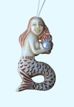 Load image into Gallery viewer, Splash Carved Mermaid W/ Pearl Centerpiece Bead 10404C