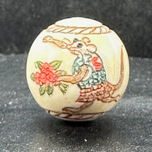 Load image into Gallery viewer, Mice on Vacation Scrimshaw Walking | 20mm | Cream, Red, Brown, Blue | 1 Beads
