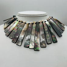 Load image into Gallery viewer, Elegant Tahitian Mother of Pearl Shell 15 to 17 inch Collar Necklace 107216
