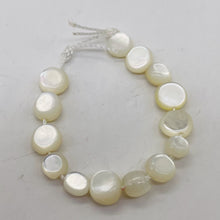 Load image into Gallery viewer, 18 Premium Mother of Pearl Beads 004366