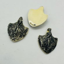Load image into Gallery viewer, Manta Ray Scrimshaw Pendant Bead | 26x21x5mm | Cream, Black | 1 Bead |