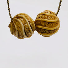 Load image into Gallery viewer, Octopus Tentacle Swirl Waterbuffalo Carved Bone Bead 10760B