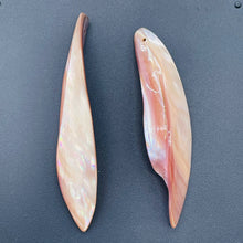Load image into Gallery viewer, Pink Mussel Shell Designer Blade Cut Pendant Bead 4423A