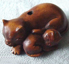 Load image into Gallery viewer, Mommy & Baby Carved Kitty Cats Boxwood Ojime/Netsuke Bead - PremiumBead Primary Image 1