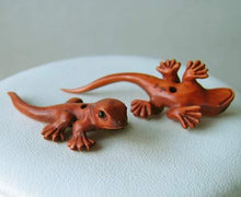 Load image into Gallery viewer, Gecko Carved & Signed Lizard Boxwood Ojime/Netsuke Bead - PremiumBead Alternate Image 2