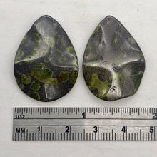 Load image into Gallery viewer, 1 Peridot Jasper Wavy Briolette Pendant Bead 006700