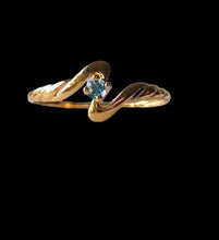 Load image into Gallery viewer, Lovely! Blue topaz in Solid 14K Yellow Gold Ring Size 7 9982Bg