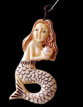 Load image into Gallery viewer, Splash Carved Mermaid W/ Pearl Centerpiece Bead 10072