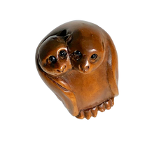 Load image into Gallery viewer, Carved Boxwood Bats Bead Looking At U Ojime/Netsuke Bead | 25x17.5x14mm | Brown