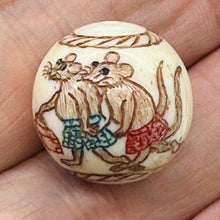 Load image into Gallery viewer, Mice on Vacation Scrimshaw Walking | 20mm | Cream, Red, Brown, Blue | 1 Beads
