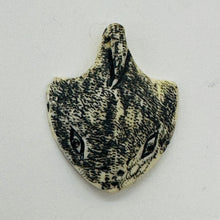Load image into Gallery viewer, Manta Ray Scrimshaw Pendant Bead | 26x21x5mm | Cream, Black | 1 Bead |
