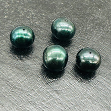 Load image into Gallery viewer, 4 FW Pearls Midnight 9-10x9.5mm Emerald Green Beads 9444
