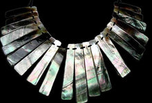 Load image into Gallery viewer, Elegant Tahitian Mother of Pearl Shell 15 to 17 inch Collar Necklace 107216
