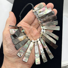 Load image into Gallery viewer, Elegant Tahitian Mother of Pearl Shell 15 to 17 inch Collar Necklace 107216
