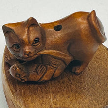 Load image into Gallery viewer, Kitty Cat Crouching Signed Netsuke Bead | 1 Netsuke Bead | | 27x15x19mm | Brown
