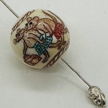 Load image into Gallery viewer, Mice on Vacation Scrimshaw Walking | 20mm | Cream, Red, Brown, Blue | 1 Beads
