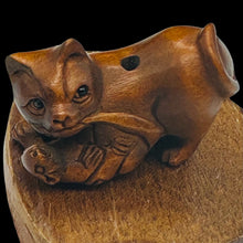 Load image into Gallery viewer, Kitty Cat Crouching Signed Netsuke Bead | 1 Netsuke Bead | | 27x15x19mm | Brown
