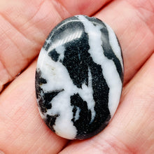Load image into Gallery viewer, 1 Black &amp; White Zebra Agate Oval Bead 008612
