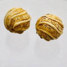 Load image into Gallery viewer, Octopus Tentacle Swirl Waterbuffalo Carved Bone Bead 10760B
