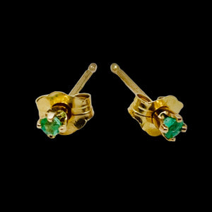 Emerald 14K Gold 2mm Round Stud Earrings | 2mm | Green | 1 Pair |