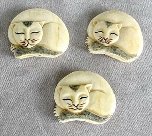 Schimshawed Kitty Cat Carved Waterbuffalo Bone Focal Bead 4115H | 30x33x5.5mm | Cream, Black and Red - PremiumBead Alternate Image 3